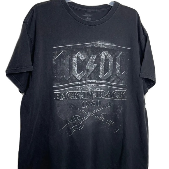 ACDC Other - 𝅺ac/dc Back In Black Size XL Men's 1980 T-Shirt Guitars 2011 Graphic Band Tee